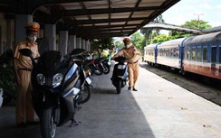 CSGT bắt giữ 2 xe mô tô "lậu" trị giá gần 500 triệu vận chuyển trên tàu hoả