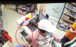 Vào cửa hàng thú cưng, nữ quái "ảo thuật" trộm túi tiền của nữ sinh viên