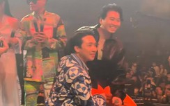 Video: Trấn Thành quỳ gối, giúp Karik đang bị thương tạo dáng chụp ảnh