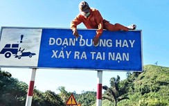 Cận cảnh công nhân đường bộ "trầm mình" dưới nắng nóng như đổ lửa