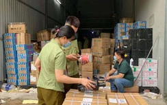 Phát hiện hàng tấn phụ gia trà sữa ẩm mốc, vương vãi, nghi vấn nhập lậu
