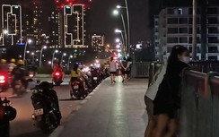 TP.HCM đang "bão" Covid-19, nhiều cặp đôi vẫn ra cầu Thủ Thiêm tình tứ