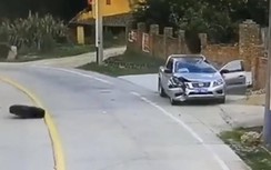 Video: Xe tải rụng bánh phá huỷ Nissan Navara, chủ xe thoát chết thần kỳ