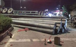 Xe chở cột điện lật đè chết thanh niên vượt đèn đỏ: Ai phải bồi thường?