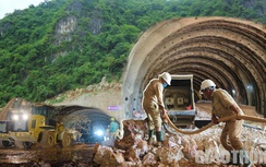 Chùm ảnh: Đào xuyên núi đá, mở hầm cao tốc qua đèo Tam Điệp