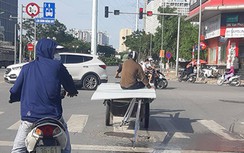 Xe tự chế chở hàng cồng kềnh, vô tư vượt đèn đỏ