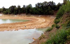 Giữa đêm tìm kiếm hai nữ sinh lớp 7 mất tích trong hồ nước