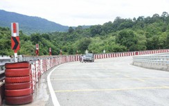 Làm hộ lan bằng lốp cũ, xoá điểm đen TNGT trên đèo Ngọc Vin - Kon Tum