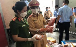 Xe tải chở 10 tấn cánh gà, nầm lợn, râu bạch tuộc... bốc mùi giữa nắng nóng