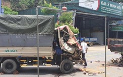 Video: Chồng lái xe tông vào xe đang đỗ, vợ tử vong, con trọng thương