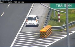 Clip: Ôtô 4 chỗ đi lùi trên cao tốc Hà Nội - Hải Phòng