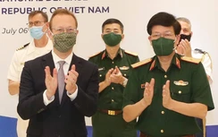 Quân đội Mỹ hỗ trợ thiết bị xét nghiệm Covid-19 cho Việt Nam