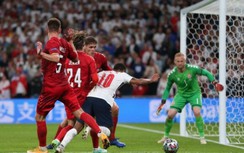 Cú ngã của Sterling "đưa" Anh vào chung kết EURO gây tranh cãi