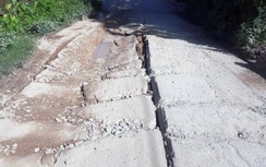 Đường nát như tương, dân bức xúc vác gạch đá, bàn ghế chặn xe tải trọng lớn