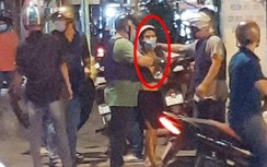 Người đàn ông tạt xăng đốt nhà hàng xóm rồi về nhà cố thủ