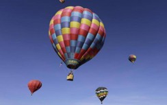 Khinh khí cầu rơi xuống nhà dân, 160 hộ bị cắt điện, nhiều người bị thương