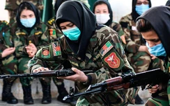 Taliban nổi dậy, phụ nữ Afghanistan vác súng ra đường trước "cơn sóng dữ"