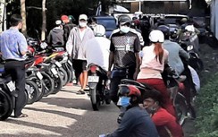 Sóc Trăng: Trăm người chen chân chờ xét nghiệm, làm "giấy thông hành”