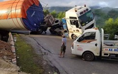 Lật xe chở thiết bị điện gió chắn ngang đường, QL26 phải mở lối tránh tạm