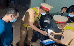 CSGT vật lộn khống chế đối tượng rút súng khi bị kiểm soát giao thông