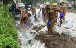 Hàng trăm lít axit tràn ra đường sau vụ lật xe bồn ở Lào Cai