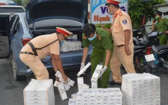 Hành động "lạ" của tài xế chở thuốc lá lậu khi bị CSGT dừng xe