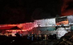 Chập bốt điện nhà máy, kho lốp cụm công nghiệp Hà Khánh cháy lớn