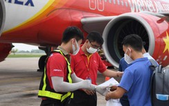 Chuyến bay Vietjet chở y, bác sỹ và vaccine Pfizer vào TP.HCM chống dịch