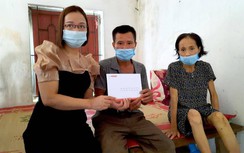 Báo Giao thông trao 20 triệu đồng cho nữ lao công bị ô tô tông rồi bỏ chạy