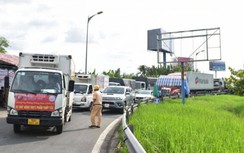 Tài xế chở nhu yếu phẩm, đủ "chuẩn" sẽ được vào trung tâm Cần Thơ