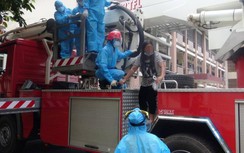 Người phụ nữ leo lên mái nhà 3 tầng khu cách ly tập trung đòi tự tử