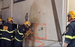 Video cứu người phụ nữ khỏa thân mắc kẹt bí ẩn giữa hai tòa nhà ở Mỹ