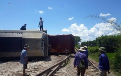 Đầu máy tàu hàng cùng 5 toa xe trật bánh khỏi đường ray ga Sa Lung