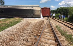 Tàu trật bánh tại Quảng Trị: Bốc dỡ hàng, xê dịch 1 toa để thông đường số 3