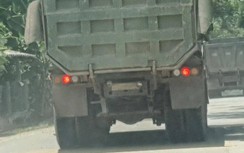 Xe “siêu tải” phá cầu đường huyết mạch: Đoàn xe bất ngờ tháo biển số