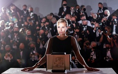 Julia Ducournau, nữ đạo diễn cả gan gây rúng động từ "Raw" đến "Titane"