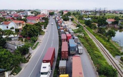 Giao thông vào Hải Phòng ùn tắc vì xe xếp hàng dài chờ dán logo