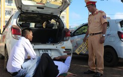 CSGT Đắk Nông xuống tận cơ sở cấp đổi biển số xe màu vàng cho doanh nghiệp