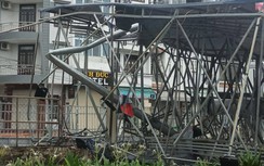 Biển quảng cáo nặng hàng chục tấn bị quật đổ sập trong cơn mưa lớn ở TP.HCM