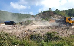 Nghệ An: Núp bóng thi công, vô tư đào đất đem bán