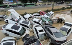 Video sơ tán người dân khỏi hầm tàu điện ngầm ngập nước lụt tại Trung Quốc