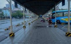 Hà Nội: Bến xe vắng lặng, nhà xe đồng loạt treo biển chở hàng để kiếm thêm