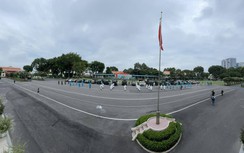 Video: Cận cảnh xe quân đội bắt đầu phun khử khuẩn toàn TP.HCM trong 7 ngày