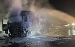 Xe đầu kéo cháy trơ khung trên cao tốc Đà Nẵng - Quảng Ngãi