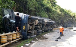 Hộ lan bánh xoay cứu sống tài xế khi xe tải gặp tai nạn