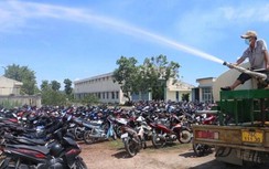 Bãi giữ xe cho người đi cách ly quá tải, CSGT phải "làm mát" chống cháy nổ