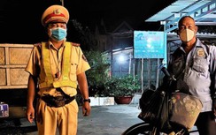 Chốt phòng dịch hỗ trợ 3 người suy kiệt khi đạp xe hơn 200km về Sóc Trăng