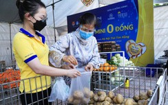 "Siêu thị mini 0 đồng" ấm lòng sinh viên, lao động nghèo giữa Thủ đô