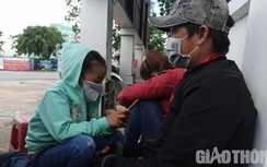 "Khăn gói" về quê, lao động nghèo vật vã ở cửa ngõ Sài Gòn vì...mắc kẹt