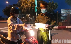 Đường phố vắng lặng đến lạ trong đêm giãn cách thứ 2 ở Bạc Liêu, Sóc Trăng